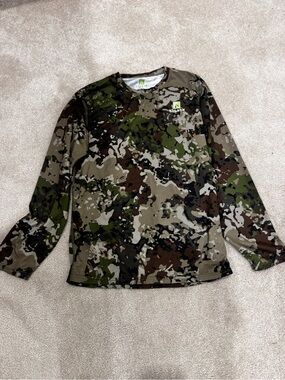 Killik Camo Long Sleeve Performance Top with Chest Logo, size L (youth)